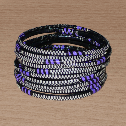 Ensemble de 12 bracelets africains tricolores fabriqués au Mali dans une approche éco-responsable : très fins, ils sont composés de fines bandes de plastique recyclé violet, noir et blanc. Ces bracelets, à empiler sur vos poignets, ont une circonférence de 19.5 cm, un diamètre de 6.3 cm et une épaisseur de 0.4 cm.