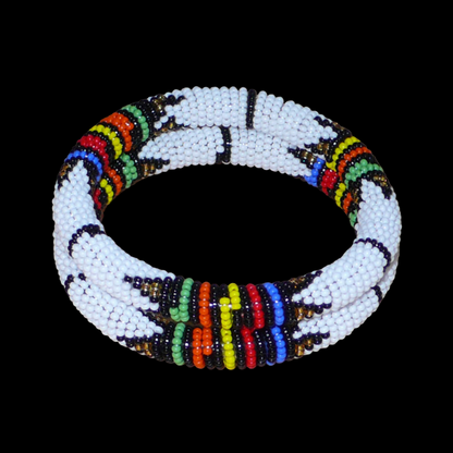 Lot de deux bracelets africains à motifs zoulous traditionnels, composés de perles de rocaille blanches et multicolores.