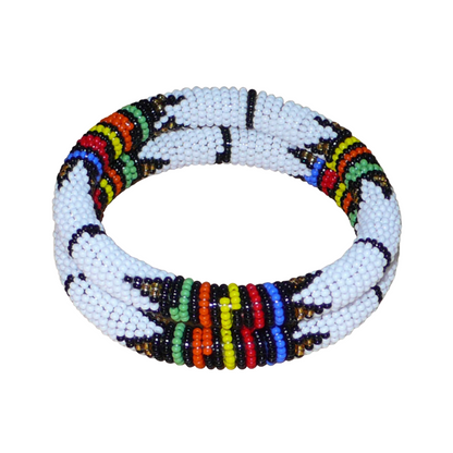 Lot de deux bracelets africains à motifs zoulous traditionnels, composés de perles de rocaille blanches et multicolores.