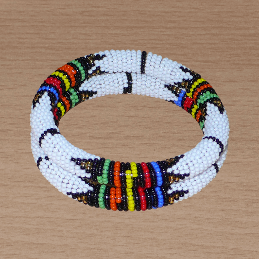 Lot de deux bracelets africains à motifs zoulous traditionnels, composés de perles de rocaille blanches et multicolores.