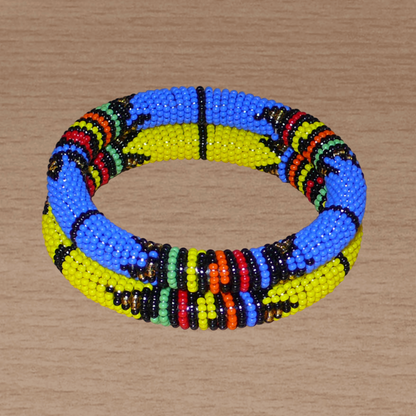 Lot de deux bracelets tubulaires de tradition sud-africaine zouloue, composés de perles de rocaille bleues pour l'un et jaunes pour l'autre, et de perles multicolores pour les motifs.