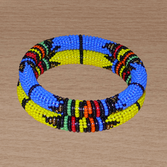Lot de deux bracelets tubulaires de tradition sud-africaine zouloue, composés de perles de rocaille bleues pour l'un et jaunes pour l'autre, et de perles multicolores pour les motifs.