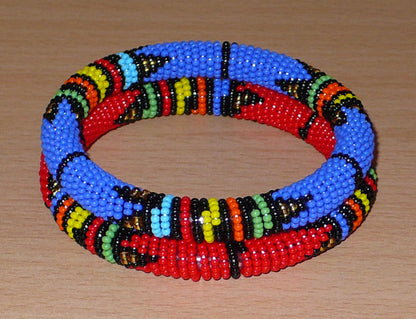 Lot de deux bracelets tubulaires à motifs ethniques de tradition sud-africaine zouloue, composés de perles de rocaille bleues pour l'un et rouges pour l'autre, et de perles multicolores.