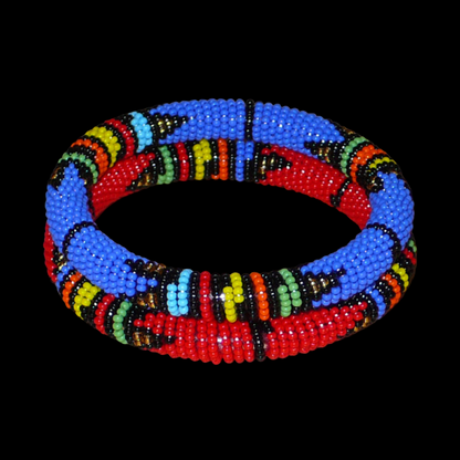 Lot de deux bracelets tubulaires à motifs ethniques de tradition sud-africaine zouloue, composés de perles de rocaille bleues pour l'un et rouges pour l'autre, et de perles multicolores.