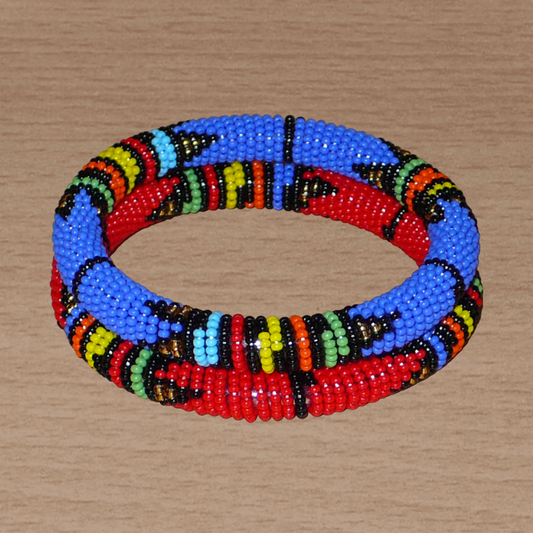 Lot de deux bracelets tubulaires à motifs ethniques de tradition sud-africaine zouloue, composés de perles de rocaille bleues pour l'un et rouges pour l'autre, et de perles multicolores.