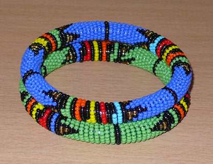 Lot de deux bracelets tubulaires de tradition sud-africaine zouloue, composés de perles de rocaille bleues pour l'un et vertes pour l'autre, et de perles multicolores pour les motifs.