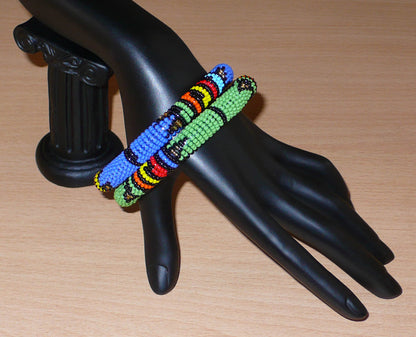 Lot de deux bracelets tubulaires de tradition sud-africaine zouloue, composés de perles de rocaille bleues pour l'un et vertes pour l'autre, et de perles multicolores pour les motifs.