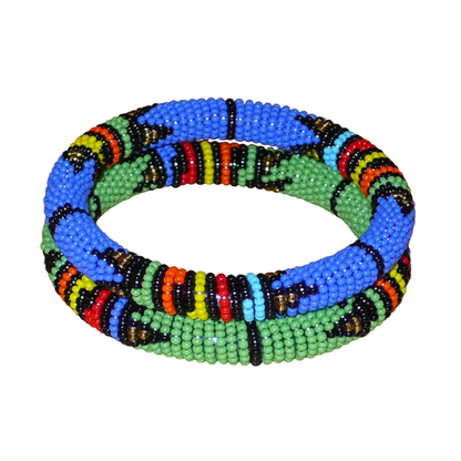 Lot de deux bracelets tubulaires de tradition sud-africaine zouloue, composés de perles de rocaille bleues pour l'un et vertes pour l'autre, et de perles multicolores pour les motifs.