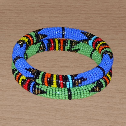 Lot de deux bracelets tubulaires de tradition sud-africaine zouloue, composés de perles de rocaille bleues pour l'un et vertes pour l'autre, et de perles multicolores pour les motifs.
