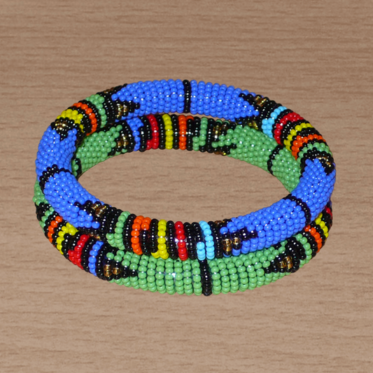 Lot de deux bracelets tubulaires de tradition sud-africaine zouloue, composés de perles de rocaille bleues pour l'un et vertes pour l'autre, et de perles multicolores pour les motifs.