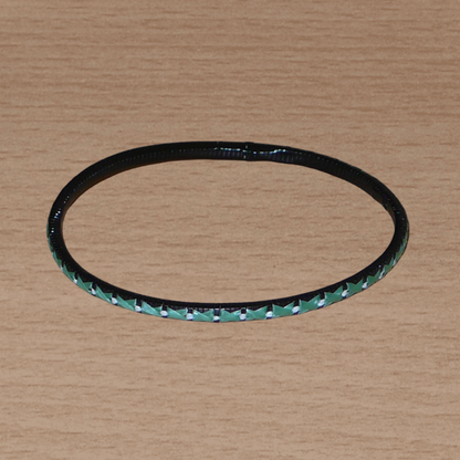 Lot de douze bracelets ethniques fabriqués au Mali dans une perspective eco-responsable, avec de fines bandes de plastique recyclé vert khaki, noir et blanc.