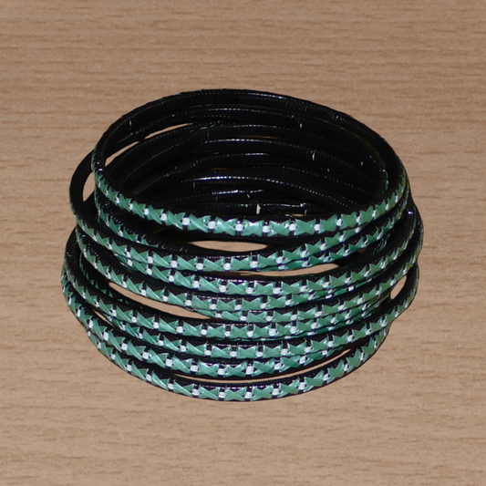 Lot de douze bracelets ethniques fabriqués au Mali dans une perspective eco-responsable, avec de fines bandes de plastique recyclé vert khaki, noir et blanc.