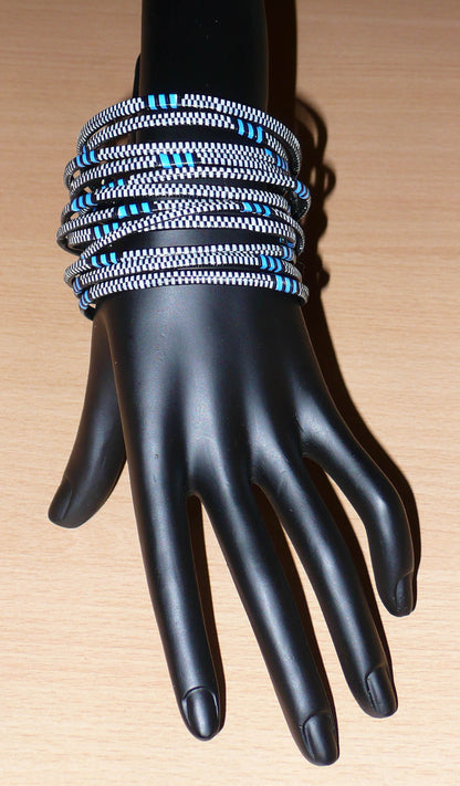 Ensemble de 12 bracelets africains tricolores fabriqués au Mali dans une optique éco-responsable avec de très fines bandes de plastique recyclé noir, bleu et blanc.