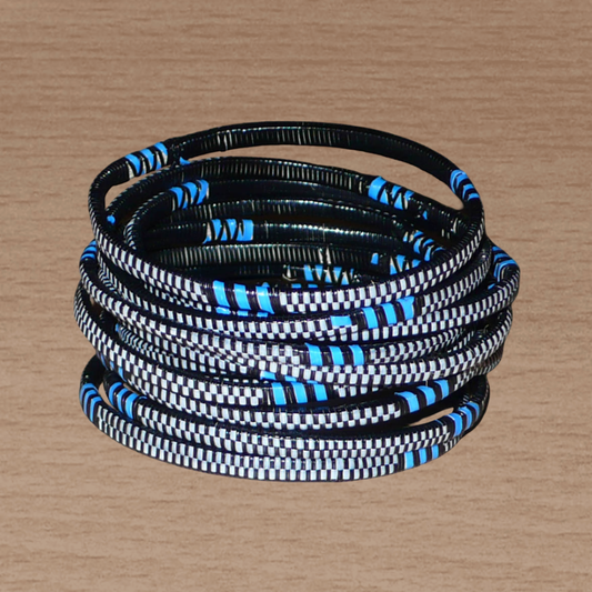 Ensemble de 12 bracelets africains tricolores fabriqués au Mali dans une optique éco-responsable avec de très fines bandes de plastique recyclé noir, bleu et blanc.