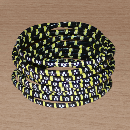 Ensemble de 12 bracelets africains tricolores fabriqués au Mali dans une optique éco-responsable à partir de fines bandes de plastique recyclé noir, jaune et blanc.