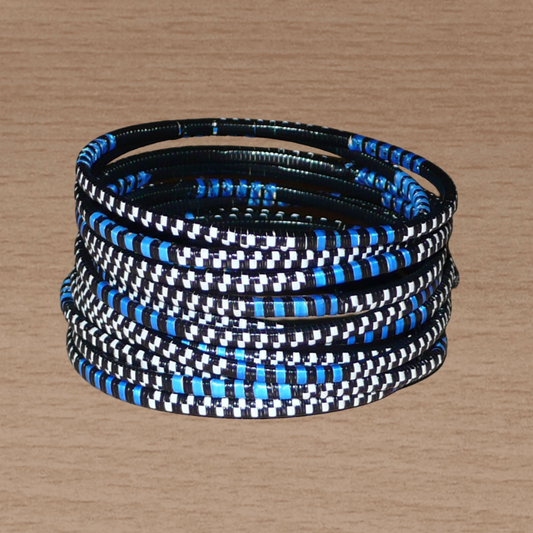 Lot de douze bracelets africains tricolores bleus, blancs et noirs, faits de lamelles en carton recouvertes d'un tissage de fines bandes de plastique recyclé.