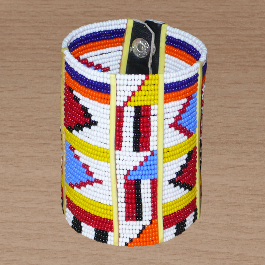 Bracelet africain multi-rangs à motifs ethniques Massai composé de trente-six rangées de perles de rocaille blanches et multicolores.