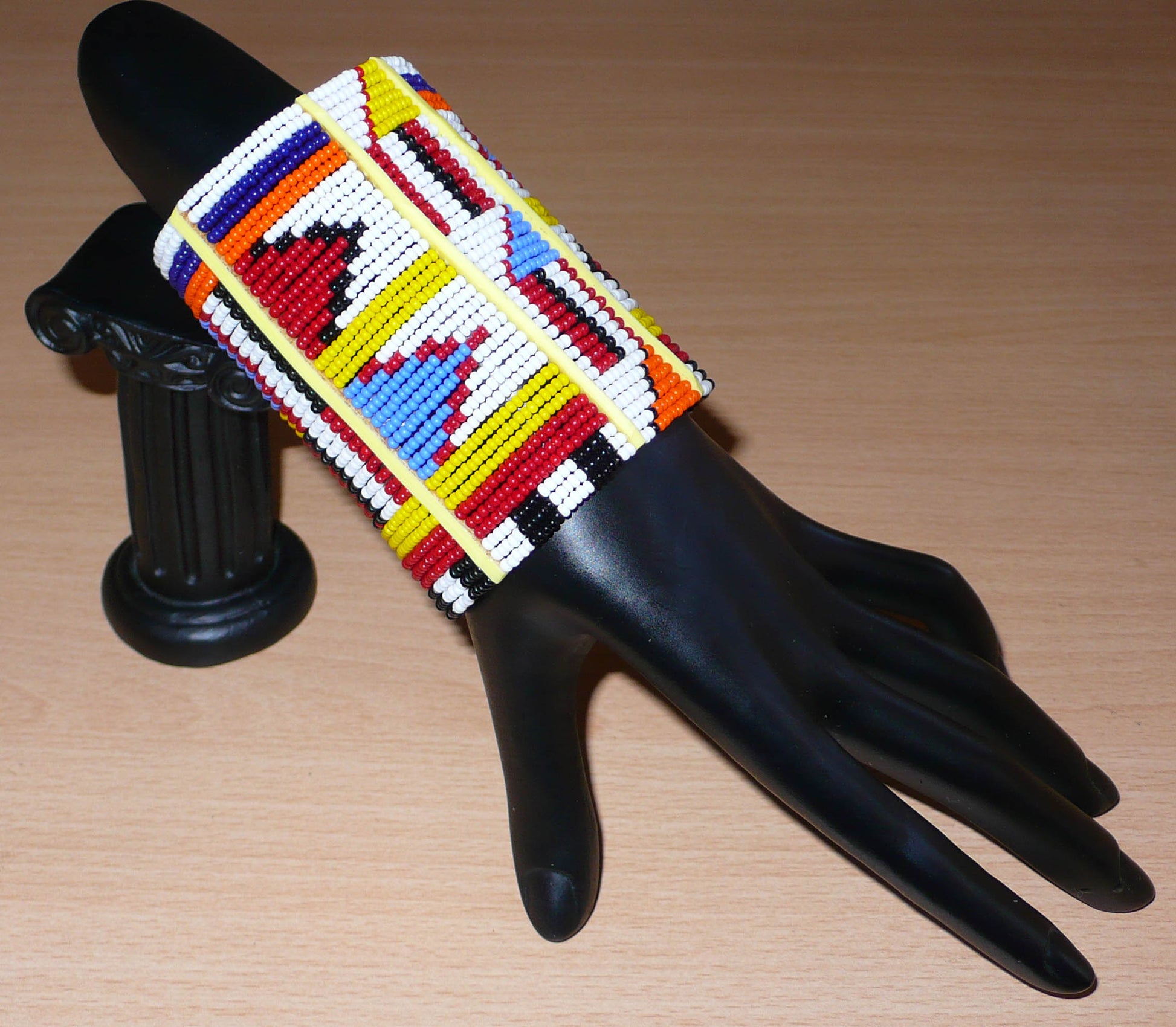 Bracelet africain multi-rangs à motifs ethniques Massai composé de trente-six rangées de perles de rocaille blanches et multicolores.