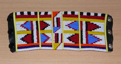 Bracelet africain multi-rangs à motifs ethniques Massai composé de trente-six rangées de perles de rocaille blanches et multicolores.