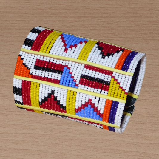 Bracelet africain multi-rangs à motifs ethniques Massai composé de trente-six rangées de perles de rocaille blanches et multicolores.