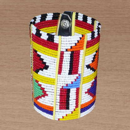 Manchette africaine perlée à motifs ethniques Massai composée de plusieurs rangs de perles de rocaille multicolores glissées sur des fils de fer fixés sur des charnières en plastique.