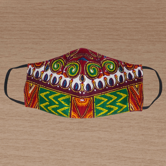 Masque textile ajusté, coupé et cousu dans un tissu africain en coton imprimé de motifs ethniques multicolores ; il se porte avec des élastiques. Fabriqué dans une démarche éco-responsable, ce masque est lavable et réutilisable.