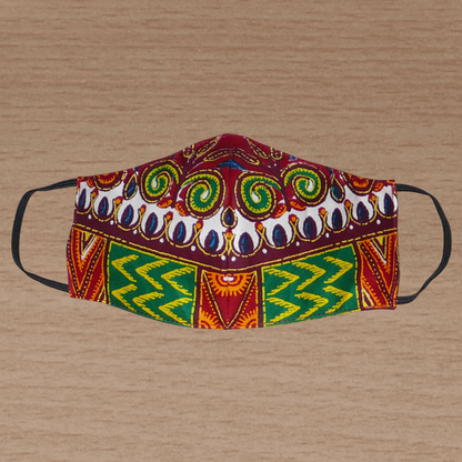 Masque textile ajusté, coupé et cousu dans un tissu africain en coton imprimé de motifs ethniques et floraux multicolores ; il se porte avec des élastiques. Fabriqué dans une démarche éco-responsable, ce masque est lavable et réutilisable.