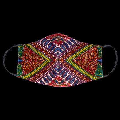 Masque textile ajusté, coupé et cousu dans un superbe tissu africain en coton imprimé de motifs tribaux multicolores ; à porter avec des élastiques. Fabriqué dans l'optique d'une utilisation éco-responsable, ce masque est lavable et réutilisable. Il mesure 21 cm de long, et 40 cm en comptant les élastiques, avec une hauteur de 12 cm (du haut du nez jusqu'au menton) et une largeur sur les côtés de 7 cm.