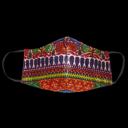 Masque textile en tissu africain en coton imprimé de motifs ethniques multicolores ; il se porte avec des élastiques. Fabriqué dans une démarche éco-responsable, ce masque est lavable et réutilisable.