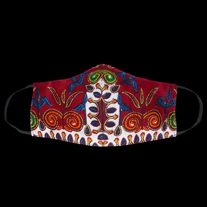 Masque facial textile à la coupe ajustée, cousu dans un superbe tissu africain en coton bordeaux imprimé de motifs exotiques floraux multicolores ; il se porte avec des élastiques.