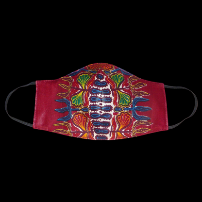 Masque facial en tissu africain bordeaux imprimé de motifs floraux à porter avec des élastiques. En vue d'une utilisation eco-responsable, il est lavable et réutilisable.