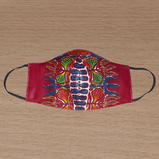 Masque facial en tissu africain bordeaux imprimé de motifs floraux à porter avec des élastiques. En vue d'une utilisation eco-responsable, il est lavable et réutilisable.