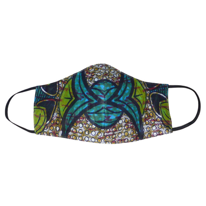 Masque textile ajusté en tissu africain en coton imprimé de motifs tribaux ; il se porte avec des élastiques. En vue d'une utilisation éco-responsable, ce masque est lavable et réutilisable. Il mesure 21 cm de long, et 40 cm en comptant les élastiques, sa une hauteur est de 12 cm (du haut du nez jusqu'au menton) et sa largeur sur les côtés de 7 cm.