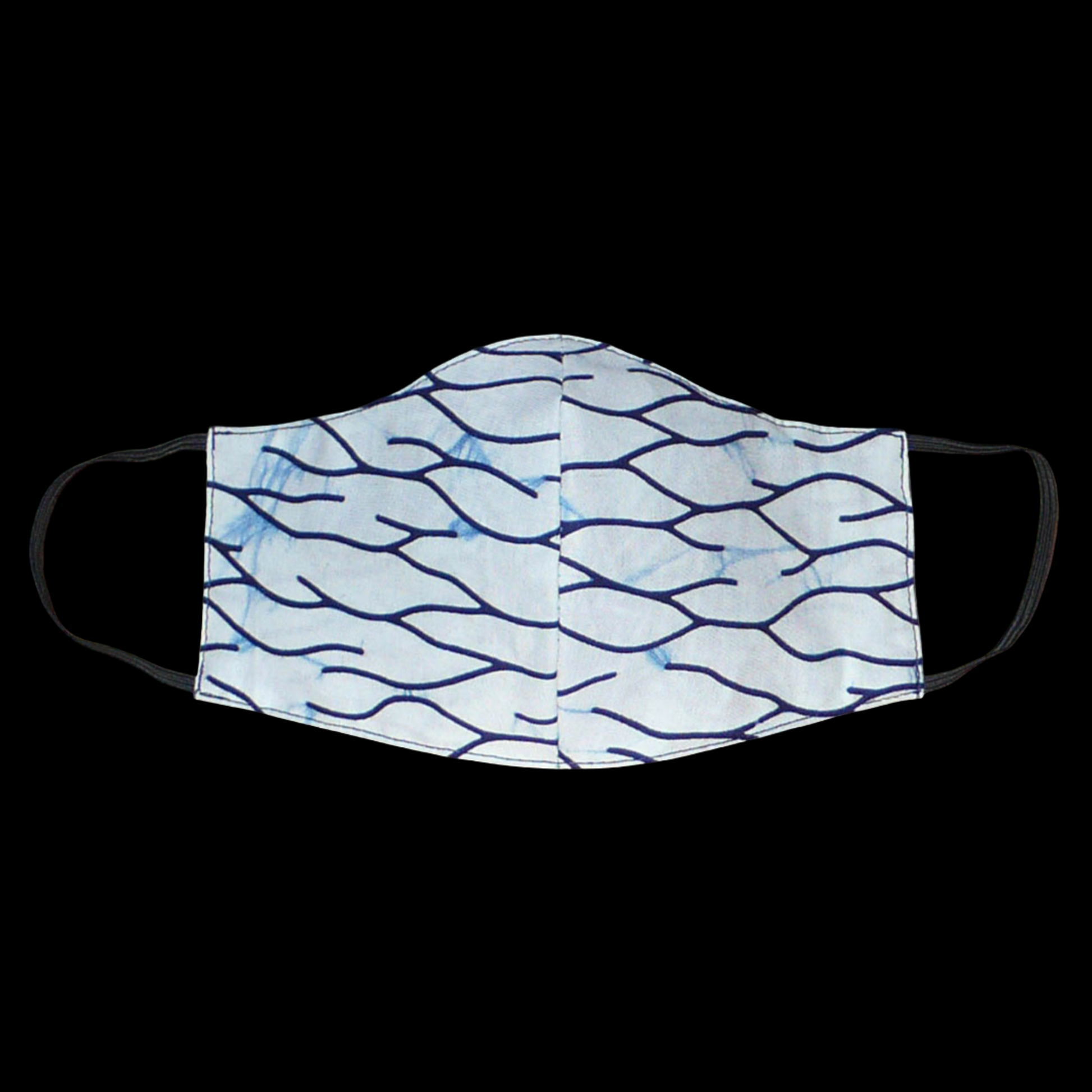 Masque textile en tissu africain imprimé de motifs bleus à porter avec des élastiques. En vue d'une utilisation eco-responsable, ce masque est lavable et réutilisable.