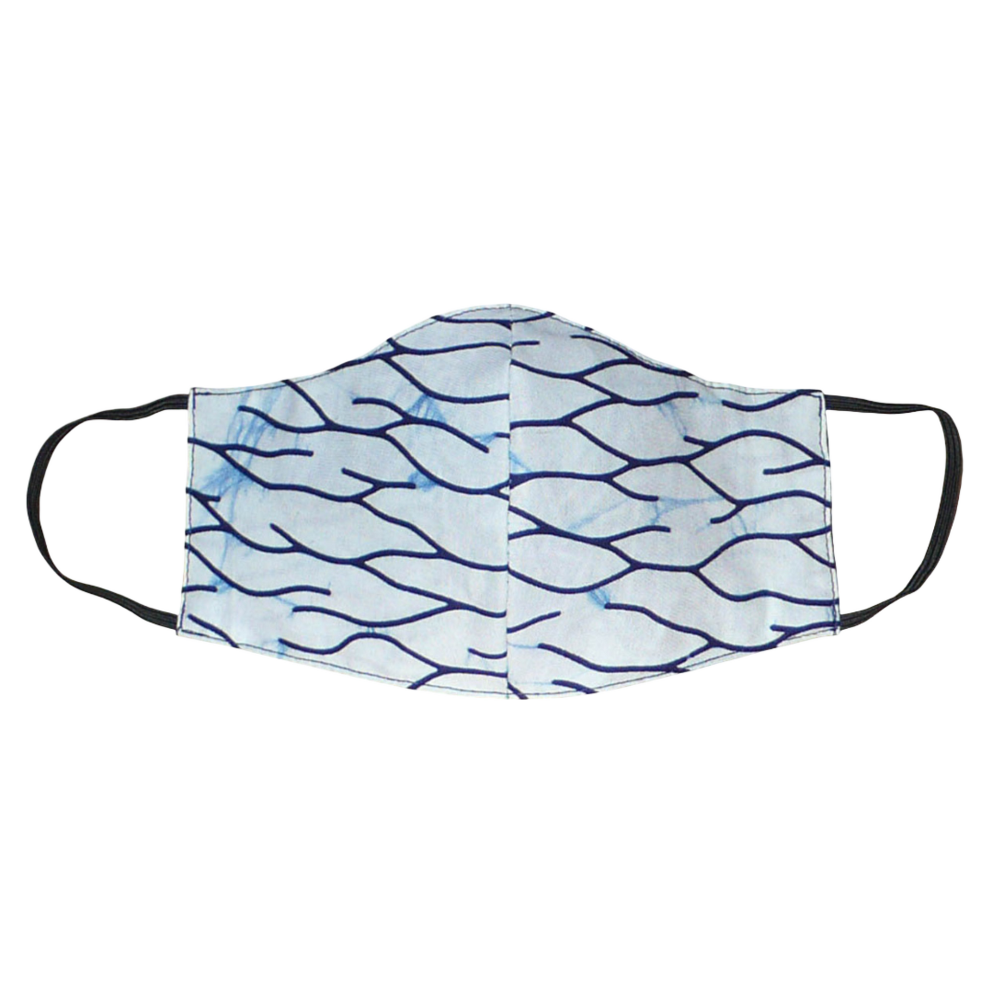 Masque textile en tissu africain imprimé de motifs bleus à porter avec des élastiques. En vue d'une utilisation eco-responsable, ce masque est lavable et réutilisable.