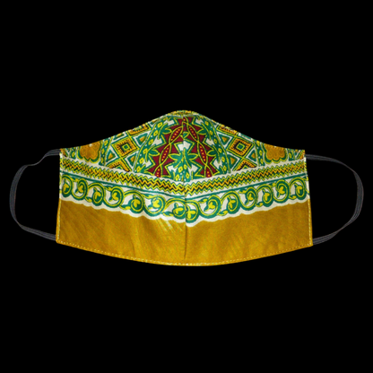 Masque facial textile ajusté en tissu africain imprimé de motifs ethniques multicolores, à porter avec des élastiques. Conçu en vue d'une utilisation eco-friendly, ce masque est lavable et réutilisable. Il mesure 21 cm de long, et 40 cm en comptant les élastiques, avec une hauteur de 12 cm (du haut du nez jusqu'au menton) et une largeur sur les côtés de 7 cm. 