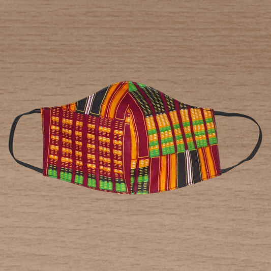 Masque facial textile pour homme en tissu africain imprimé de motifs ghanéens Kente ; il se porte avec des élastiques. En vue d'une utilisation eco-responsable, ce masque est lavable et réutilisable.