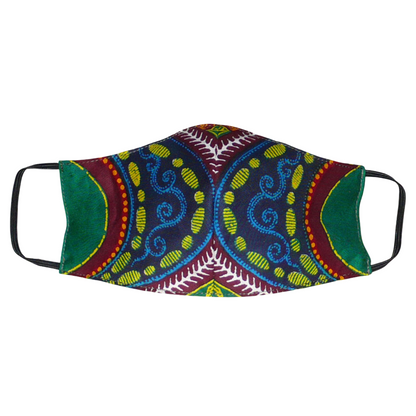 Masque textile pour homme à la coupe ajustée, cousu dans un beau tissu africain en coton imprimé de motifs tribaux ; il se porte avec des élastiques. En vue d'une utilisation  éco-responsable, ce masque est lavable et réutilisable. Il mesure 21 cm de long, et 40 cm en comptant les élastiques, sa hauteur est de 12 cm (du haut du nez jusqu'au menton) et sa largeur sur les côtés de 7 cm.