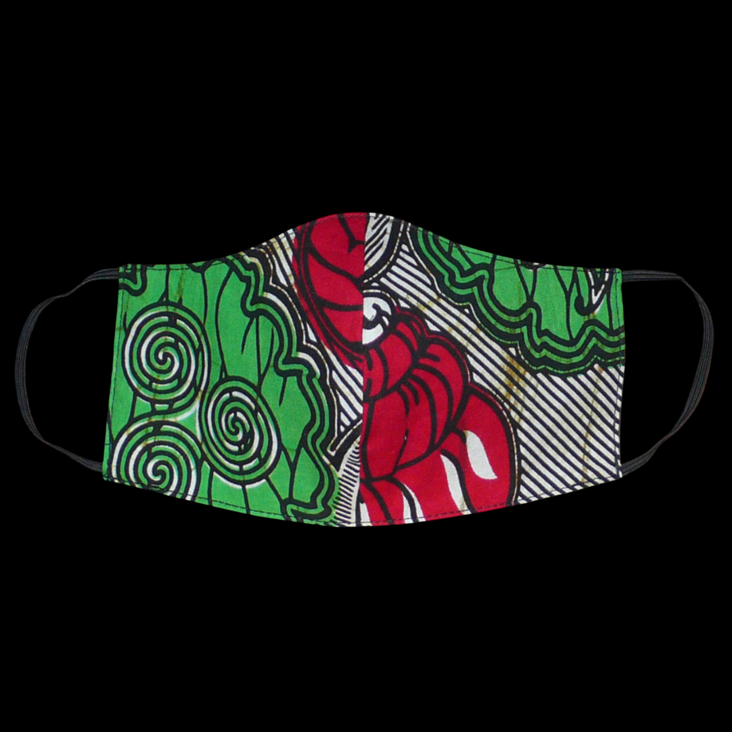 Masque facial en tissu africain en coton imprimé de motifs verts, rouges, noirs et blancs ; il se porte avec des élastiques. En vue d'une utilisation eco-responsable, ce masque est lavable et réutilisable.
