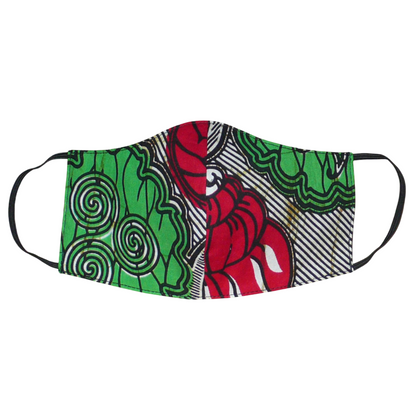 Masque facial en tissu africain en coton imprimé de motifs verts, rouges, noirs et blancs ; il se porte avec des élastiques. En vue d'une utilisation eco-responsable, ce masque est lavable et réutilisable.