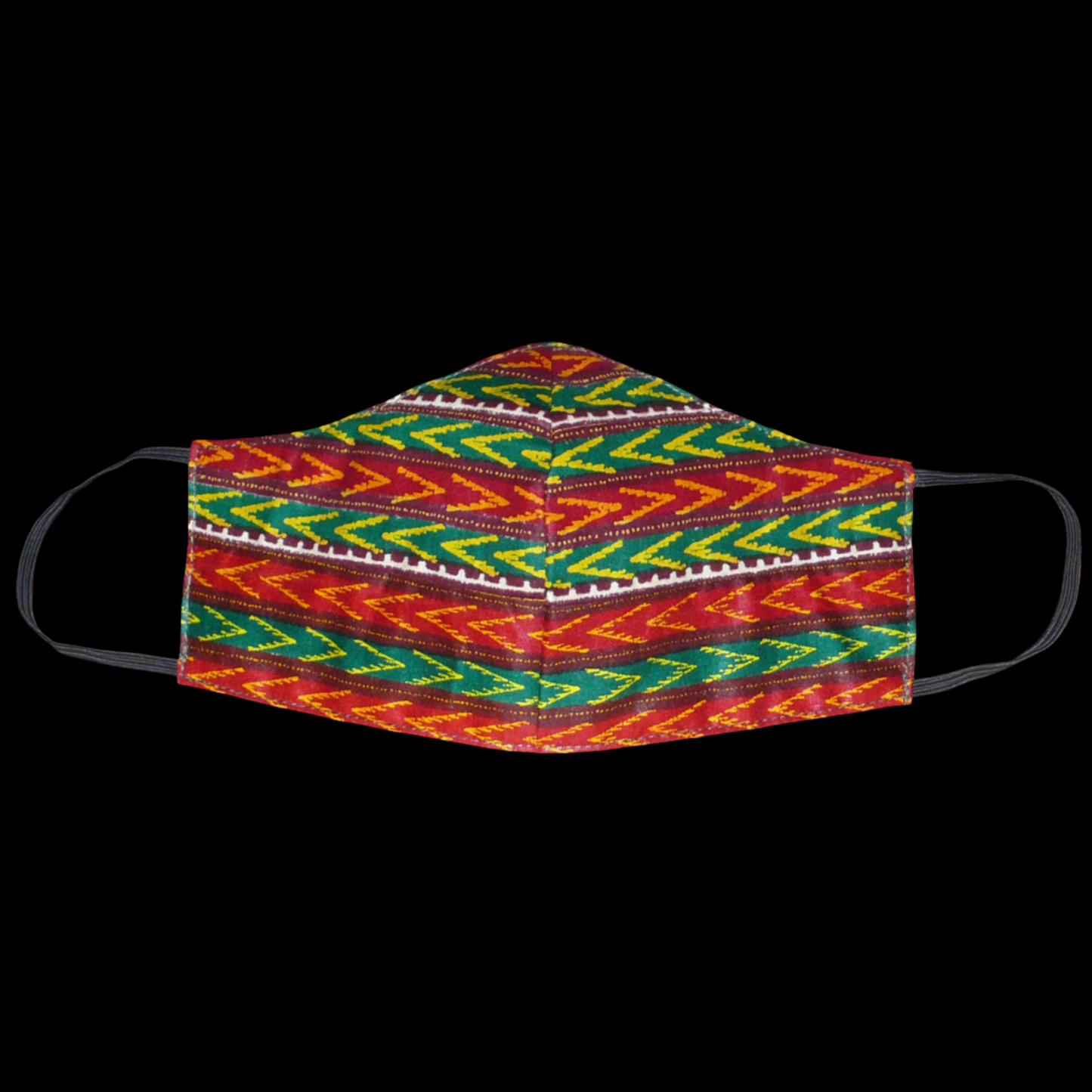Masque facial textile ajusté composé de bandelettes de tissu africain imprimé de motifs ethniques multicolores ; il se porte avec des élastiques. En vue d'une utilisation éco-responsable, ce masque est lavable et réutilisable. Il mesure 21 cm de long, et 40 cm en comptant les élastiques, sa hauteur est de 12 cm (du haut du nez jusqu'au menton) et sa largeur sur les côtés de 7 cm.  