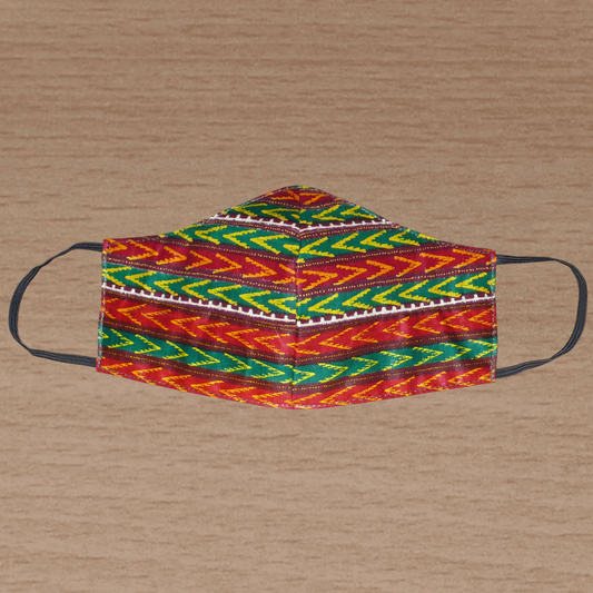 Masque facial textile ajusté composé de fines bandes de tissu africain imprimé de motifs ethniques multicolores ; il se porte avec des élastiques. En vue d'une utilisation éco-responsable, ce masque est lavable et réutilisable.  Ce masque à l'allure exotique mesure 21 cm de long, et 40 cm en comptant les élastiques ; il a une hauteur de 12 cm (du haut du nez jusqu'au menton) et une largeur sur les côtés de 7 cm. 