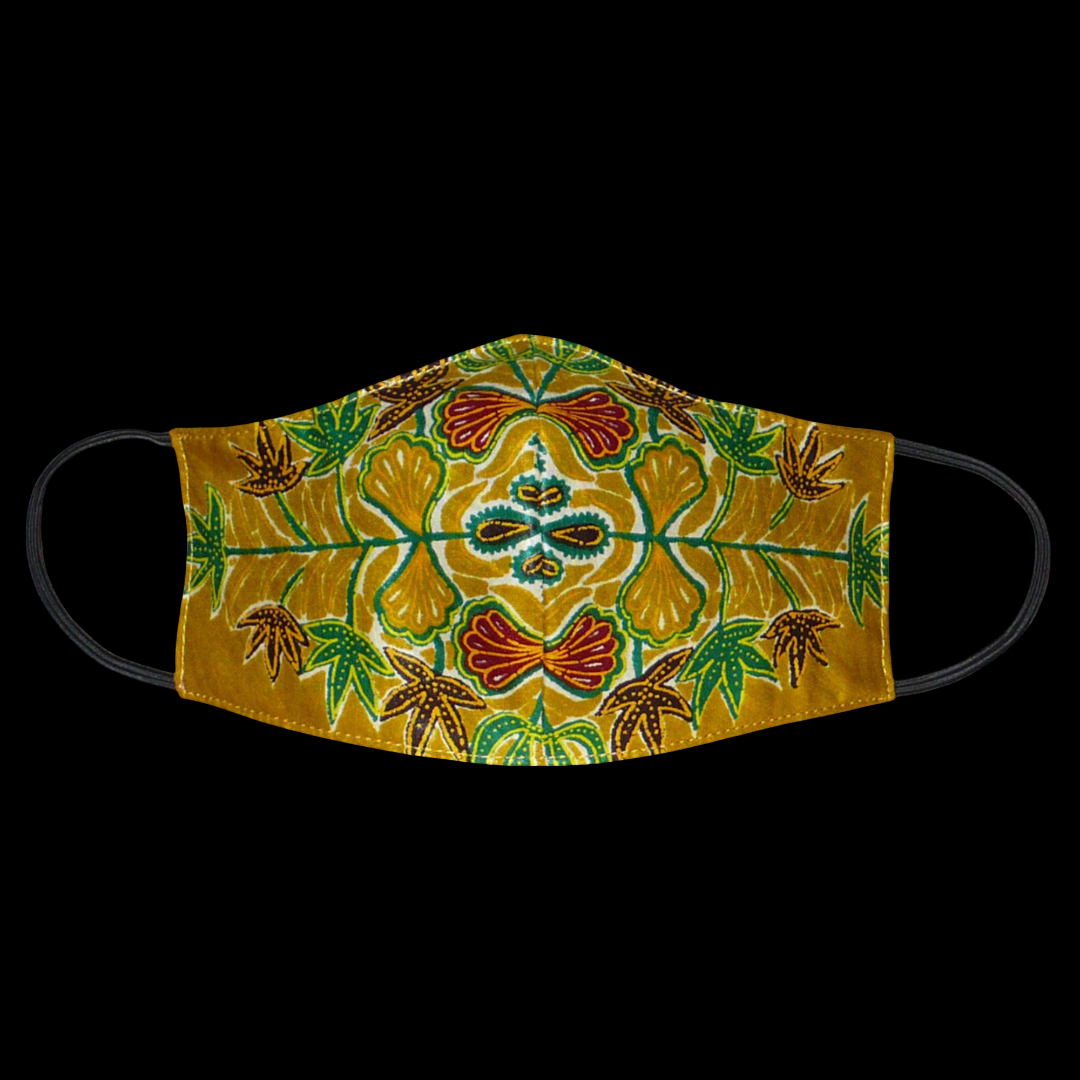 Masque facial textile à la coupe ajustée, cousu dans un magnifique tissu africain en coton de couleur jaune moutarde imprimé de motifs floraux ; il se porte avec des élastiques. Conçu dans l'optique d'une utilisation eco-friendly, ce masque est lavable et réutilisable. Il mesure 21 cm de long, et 40 cm en comptant les élastiques, sa hauteur est de 12 cm (du haut du nez jusqu'au menton) et sa largeur sur les côtés de 7 cm.