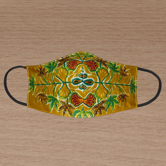 Masque facial textile à la coupe ajustée, cousu dans un beau tissu en coton à motifs africains ; il se porte avec des élastiques. En vue d'une utilisation eco-friendly, ce masque est lavable et réutilisable.  Ce masque aux accents afro-caribéens mesure 21 cm de long, et 40 cm en comptant les élastiques ; il a une hauteur de 12 cm (du haut du nez jusqu'au menton) et une largeur sur les côtés de 7 cm.