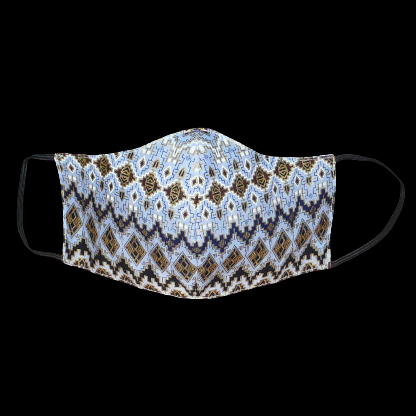 Masque facial textile à la coupe ajustée, cousu dans un tissu en coton bleu ciel à motifs ethniques bleu marine, blancs, marron et dorés ; il se porte avec des élastiques.