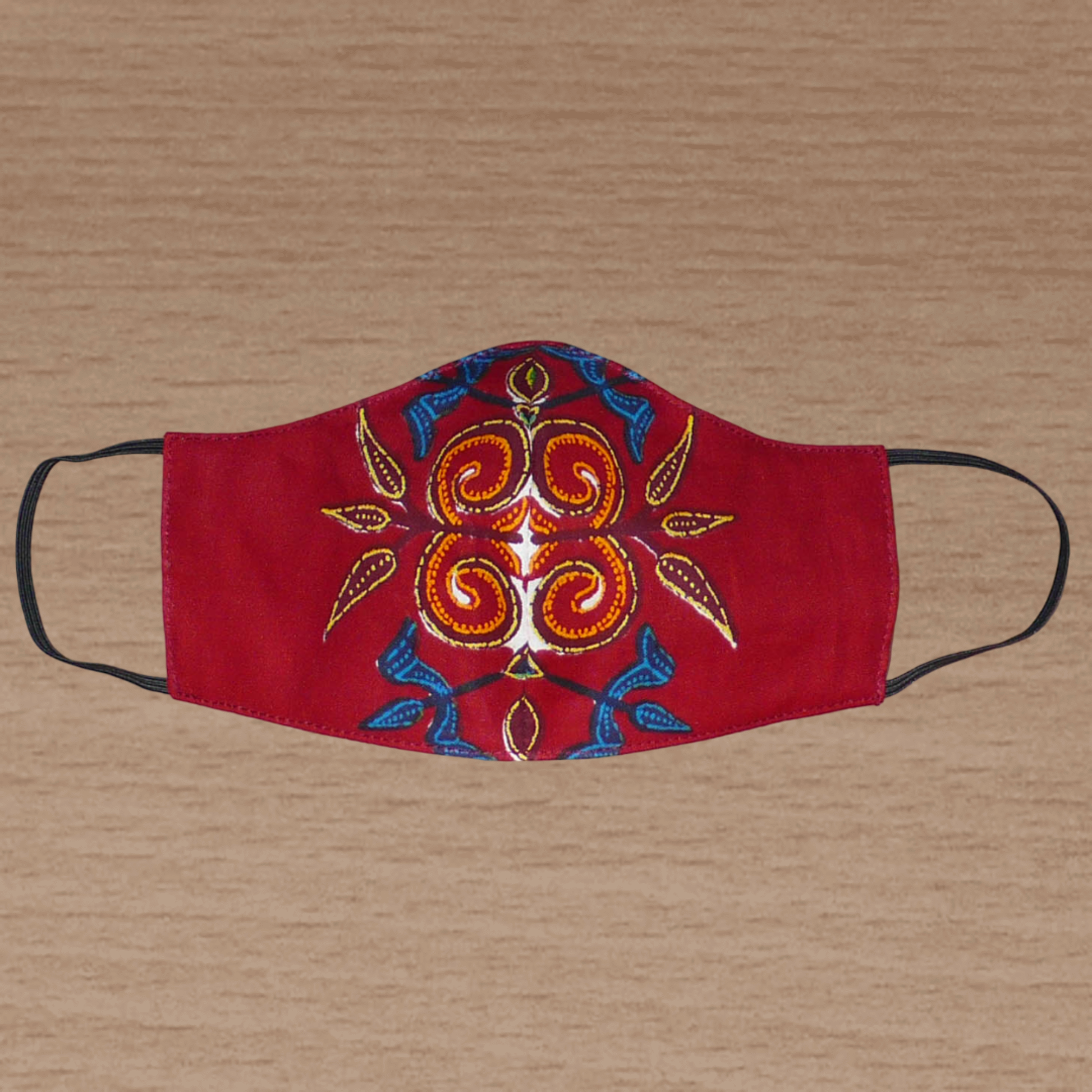 Masque facial en tissu africain en coton bordeaux imprimé de motifs floraux multicolores, à porter avec des élastiques.