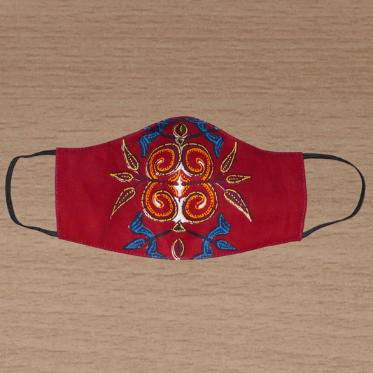 Masque facial en tissu africain en coton bordeaux imprimé de motifs floraux multicolores, à porter avec des élastiques.