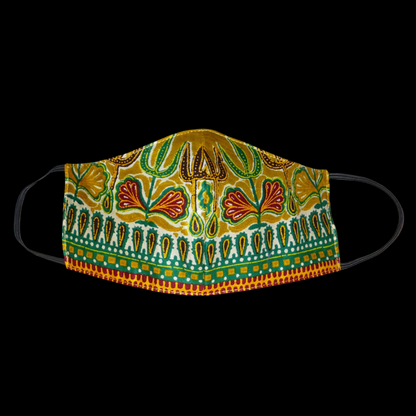 Masque en tissu africain à la coupe ajustée, coupé et cousu dans une cotonnade couleur jaune moutarde imprimée de motifs ethniques et floraux multicolores ; il se porte avec des élastiques. En vue d'une utilisation eco-friendly, ce masque est lavable et réutilisable. Il mesure 21 cm de long, et 40 cm en comptant les élastiques, il a une hauteur de 12 cm (du haut du nez jusqu'au menton) et une largeur sur les côtés de 7 cm. 