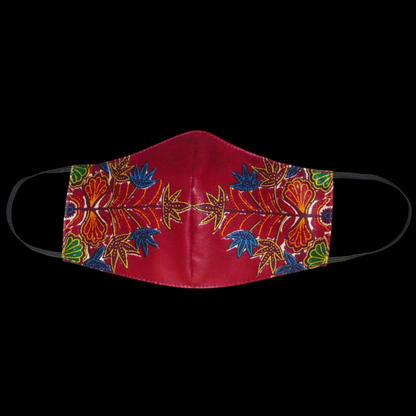 Masque facial textile coupé et cousu dans un tissu africain en coton bordeaux à motifs floraux multicolores ; il se porte avec des élastiques. Conçu dans une démarche éco-responsable, ce masque est lavable et réutilisable.