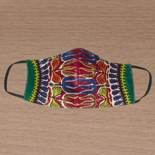Masque facial textile ajusté en tissu africain imprimé de motifs ethniques multicolores ; il se porte avec des élastiques. En vue d'une utilisation eco-friendly, ce masque est lavable et réutilisable.  Ce masque à l'allure exotique mesure 21 cm de long, et 40 cm en comptant les élastiques ; il a une hauteur de 12 cm (du haut du nez jusqu'au menton) et une largeur sur les côtés de 7 cm.